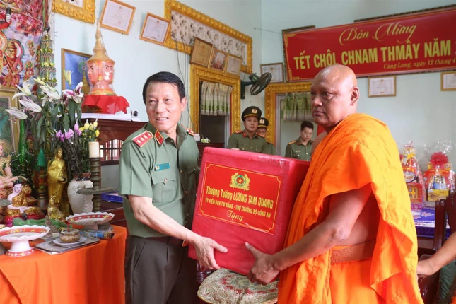 Thượng tướng Lương Tam Quang, Thứ trưởng Bộ Công an tặng quà đến Thượng tọa Thạch Thường, Chủ tịch Hội Đoàn kết Sư sãi yêu nước H.Càng Long