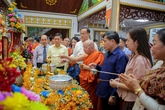 Cử hành nghi thức Tắm Phật