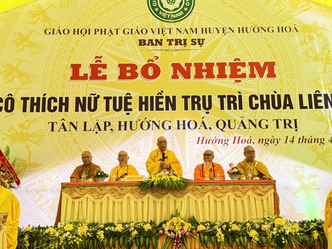 Hòa thượng Thích Thiện Tấn sách tấn Sư cô tân trụ trì
