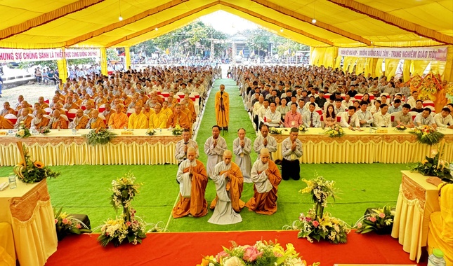 Sư cô Thích nữ Tuệ Hiền tân trụ trì chùa Liên Khai dâng lời phát nguyện