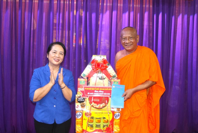 Chủ tịch Ủy ban MTTQVN TP.HCM Trần Kim Yến tặng quà chúc Tết Chôl Chnăm Thmây