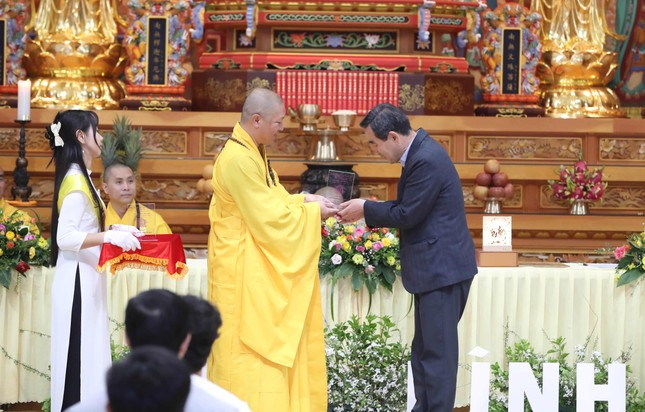 Thượng tọa Thích Thiện Thuận tặng quà lưu niệm đến ông Cho Jung Hyun