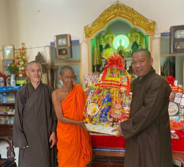 Chúc Tết cổ truyền Chôl Chnam Thmây đến Hòa thượng Kim Thone tại chùa Trốt Cớt