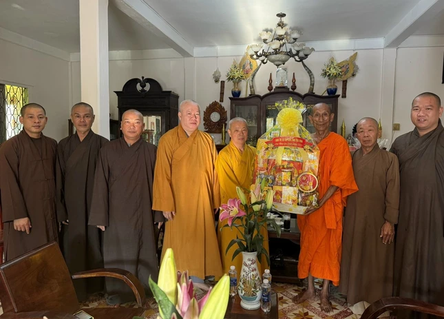 Đoàn tặng quà Tết đến Hòa thượng Thạch Oai tại chùa Kompong Đoàn tặng quà Tết đến Hòa thượng Thạch Oai tại chùa Kompong