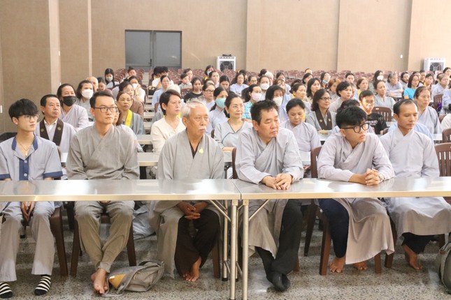 Phật tử tham dự khóa tu