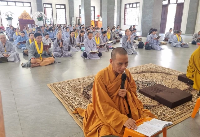 Chư Tăng hướng dẫn đại chúng tụng kinh