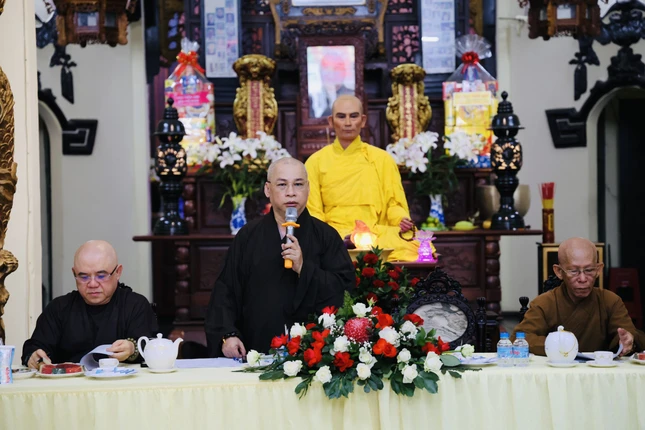 Thượng tọa Thích Minh Nhựt chủ trì phiên họp