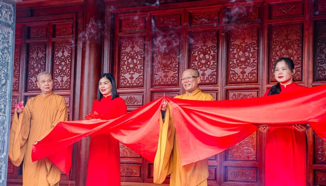 Cắt băng khánh thành ngôi tổ đường Cắt băng khánh thành ngôi tổ đường