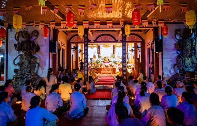 Thắp hoa đăng tưởng niệm cố Hòa thượng Thích Thiện Đạt