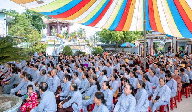 Đông đảo Phật tử về chùa dự lễ