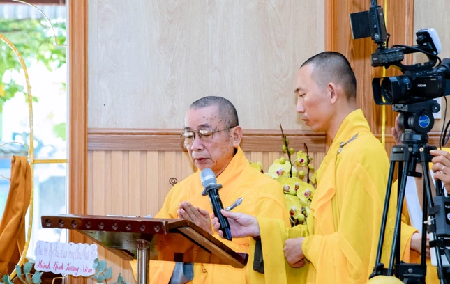 Hòa thượng Thích Phước Chấn cung tuyên tiểu sử cố Hòa thượng Thích Thiện Đạt