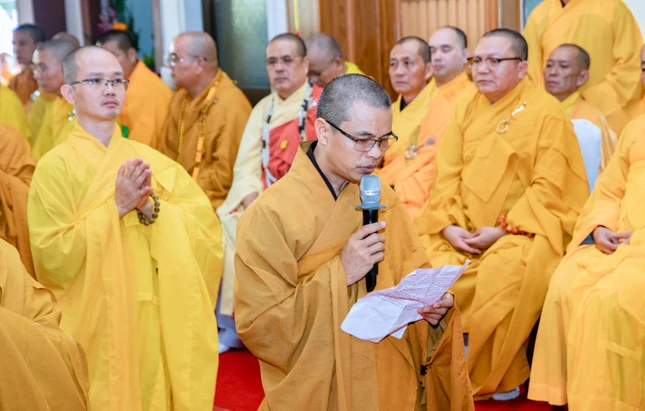 Đại đức Thích Thông Nhã, trụ trì chùa Chiên Đàn thay mặt môn đồ pháp quyến dâng lời tưởng niệm tôn sư