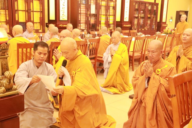 Đại đức Thích Giác Quang dâng lời tác bạch Đại đức Thích Giác Quang dâng lời tác bạch