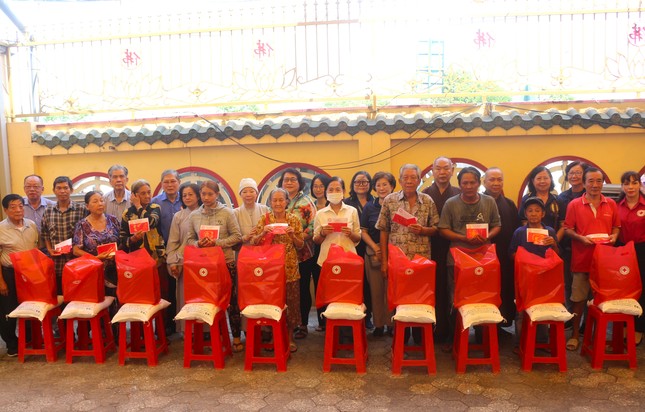 Quang cảnh buổi trao quà tại chùa Long Hoa