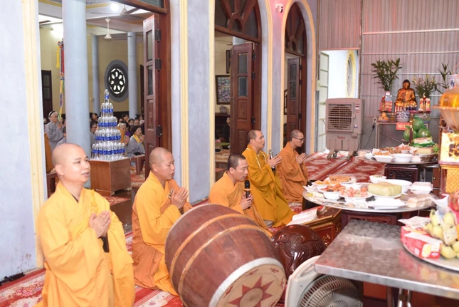 Chư Tăng cử hành khóa lễ