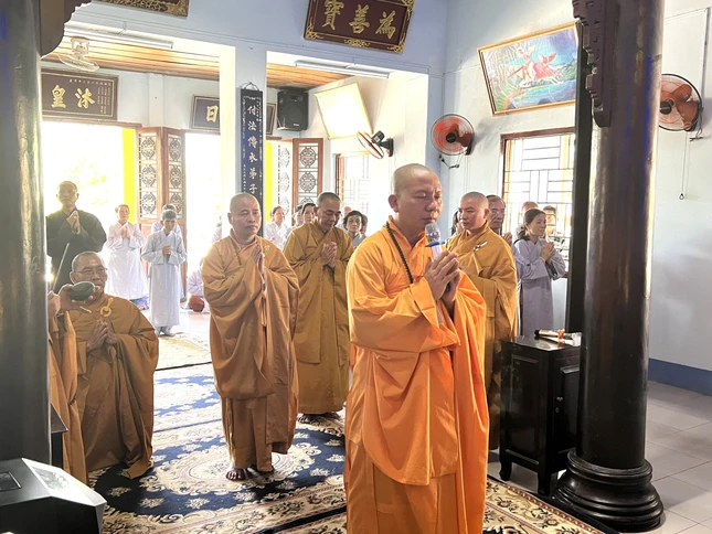 Thượng tọa Thích Quảng Giác sám chủ khóa lễ cúng ngọ