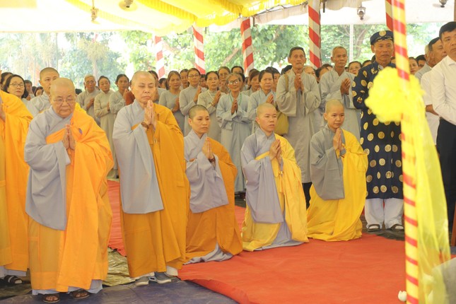 Sư cô Thích nữ Tuệ Nhã (quỳ giữa), trụ trì chùa Xuân Lâm trong buổi lễ đặt đá khởi công xây dựng ngôi chánh điện