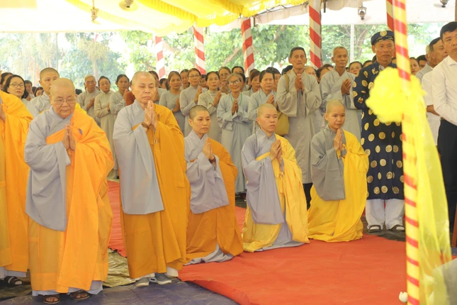 Sư cô Thích nữ Tuệ Nhã (quỳ giữa), trụ trì chùa Xuân Lâm trong buổi lễ đặt đá khởi công xây dựng ngôi chánh điện Sư cô Thích nữ Tuệ Nhã (quỳ giữa), trụ trì chùa Xuân Lâm trong buổi lễ đặt đá khởi công xây dựng ngôi chánh điện