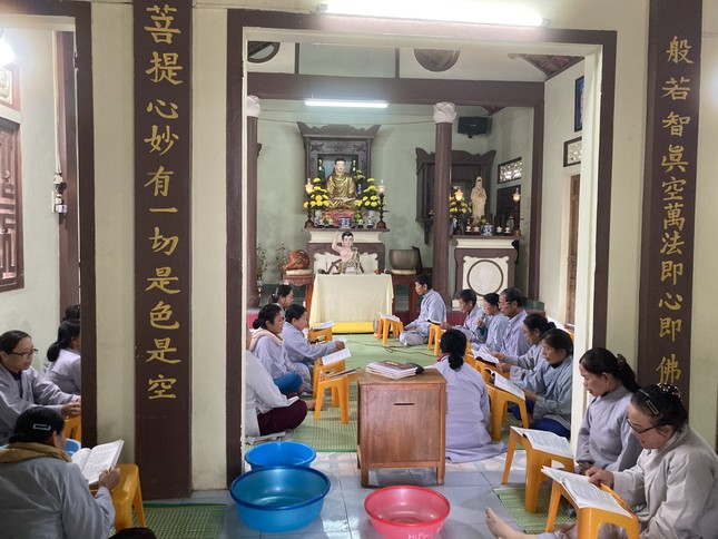 Chánh điện cũ bị mưa dột ướt