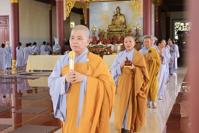 Chư Ni hướng dẫn Phật tử kinh hành niệm Phật