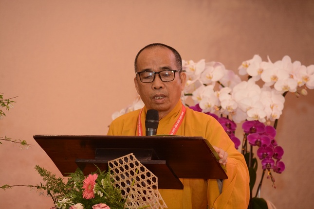 Thượng tọa Thích Viên Trí báo cáo kết quả khóa bồi dưỡng