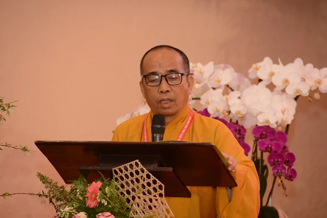 Thượng tọa Thích Viên Trí báo cáo kết quả khóa bồi dưỡng