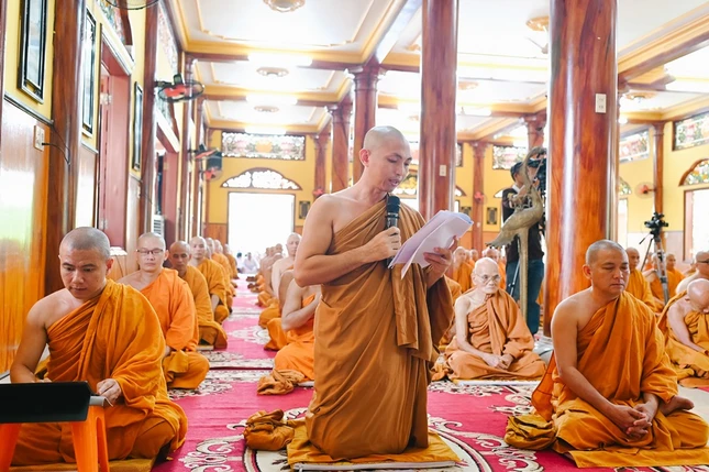 Đại đức Thích Giác Thống báo cáo tổng kết khóa tu