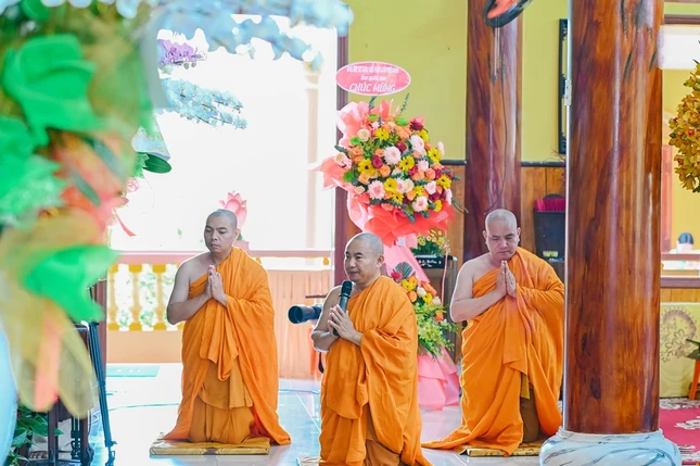 Thượng tọa Thích Giác Nhẫn dâng lời cảm tạ