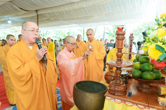 Chư tôn đức cử hành nghi thức sái tịnh