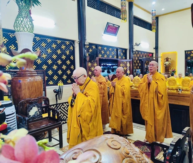 Chư tôn giáo phẩm đảnh lễ Tam bảo