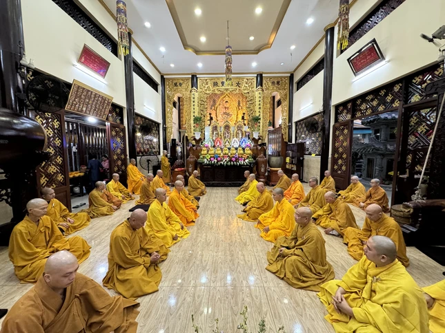 Chư Tăng thính giới