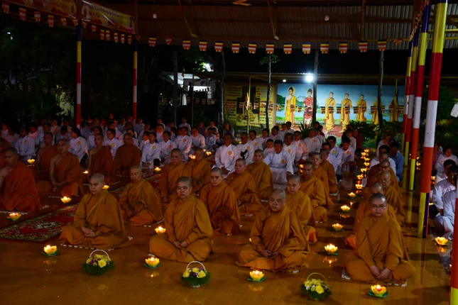 Chư hành giả tham dự khóa tu thắp hoa đăng tưởng niệm cố Hòa thượng Thích Minh Nhơn