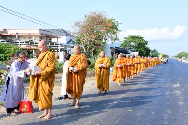 Chư Tăng trì bình khất thực trước khi bế mạc khóa tu tại tịnh xá Ngọc Nhơn