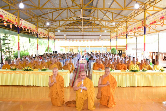 Đại đức Minh Dẫn đã cung tuyên tiểu sử cố Hòa thượng Thích Minh Nhơn