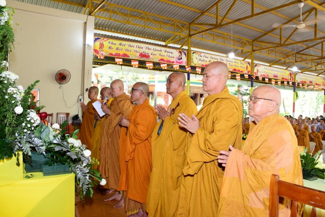 Chư tôn đức thắp hương tưởng niệm