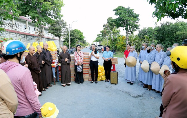 Chủ tịch Ủy ban MTTQVN xã Lê Minh Xuân phát biểu tri ân