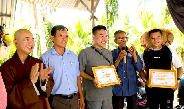 Đoàn thiện nguyện nhận Giấy cảm ơn của chính quyền địa phương