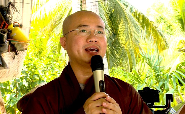 Đại đức Thích Vạn Bình, trụ trì Phước Long cổ tự phát biểu động viên bà con