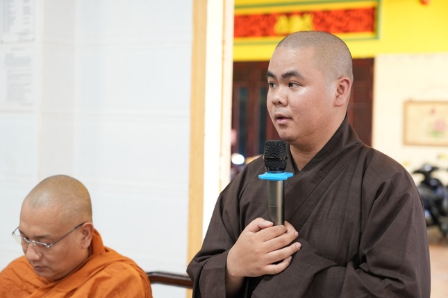 Đại đức Thích Minh Thuận trình kế hoạch tổ chức khóa An cư kiết hạ