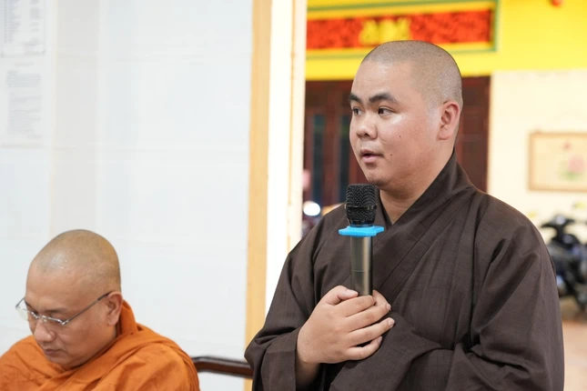 Đại đức Thích Minh Thuận trình kế hoạch tổ chức khóa An cư kiết hạ