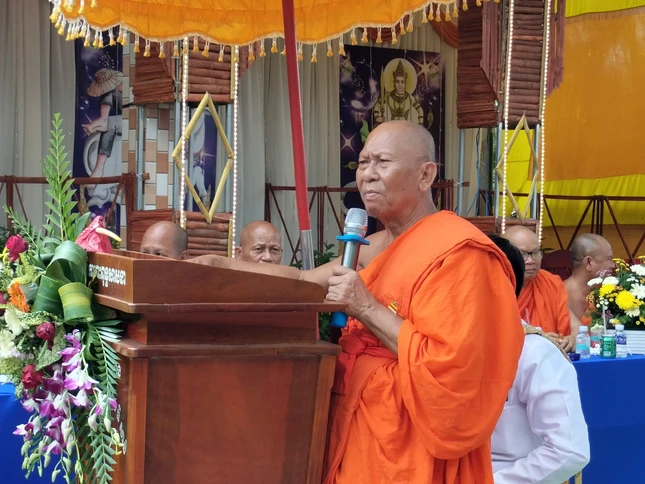 Hòa thượng Thạch Sok Xane ban đạo từ