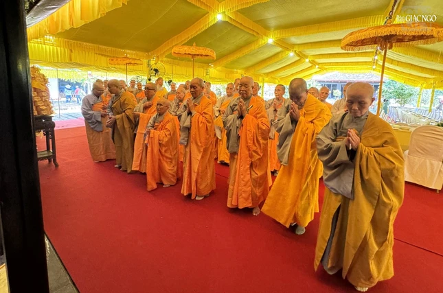 ...và chư tôn đức Ni