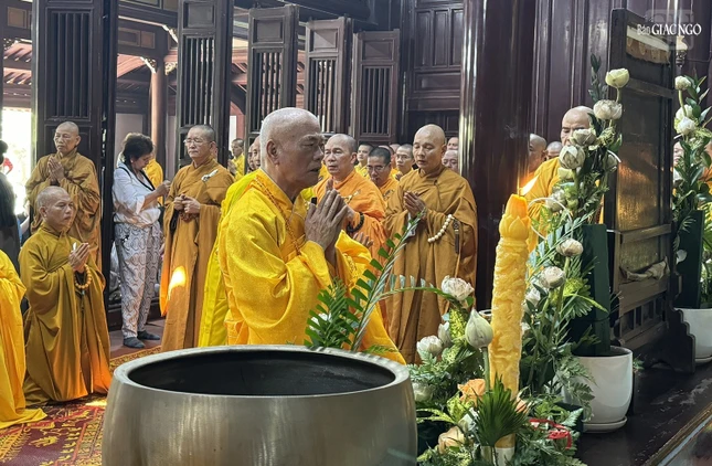 Hòa thượng Thích Giác Đạo sám chủ nghi lễ cúng ngọ