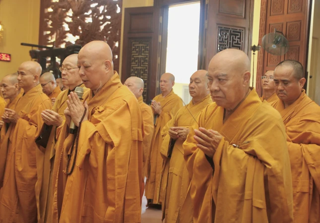 Hòa thượng Thích Lệ Trang xướng lễ dâng hương tưởng niệm