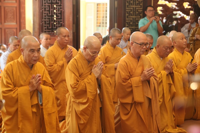 Môn hạ đệ tử thành tâm tưởng nhớ công đức của bậc ân sư khả kính Môn hạ đệ tử thành tâm tưởng nhớ công đức của bậc ân sư khả kính