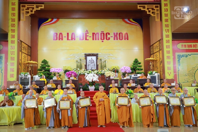 Trao Bằng tuyên dương công đức đến Hội đồng giới sư đàn giới Tỳ-kheo-ni