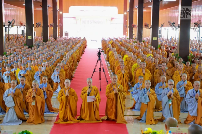 Toàn thể giới tử phát nguyện lãnh thọ giới pháp để xứng đáng là sứ giả Như Lai