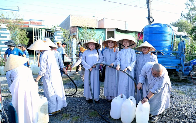 Bơm nước vào thùng nhựa để bà con dễ vận chuyển