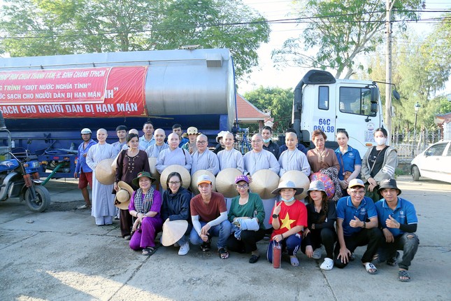 Đoàn từ thiện đạo tràng Pháp Hoa chùa Thanh Tâm (H.Bình Chánh) đưa nước sạch về vùng bị hạn mặn tại Gò Công, Tiền Giang