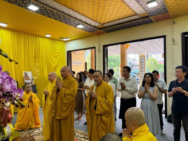 Chư tôn đức Văn phòng II TƯGH thắp hương cầu nguyện Chư tôn đức Văn phòng II TƯGH thắp hương cầu nguyện